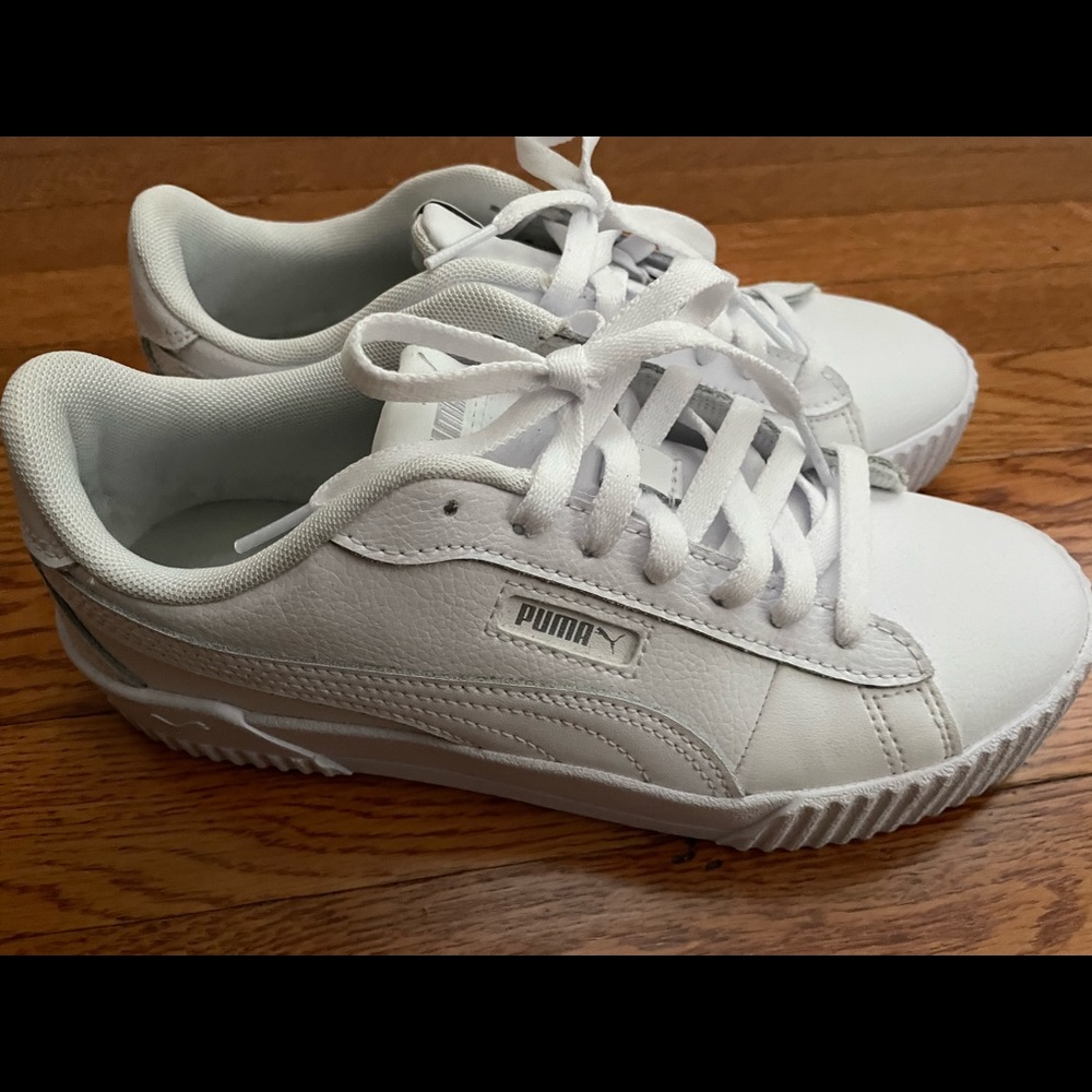 Womens white leather puma sneakers.